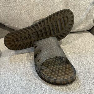 Textured gray Slide Sandals